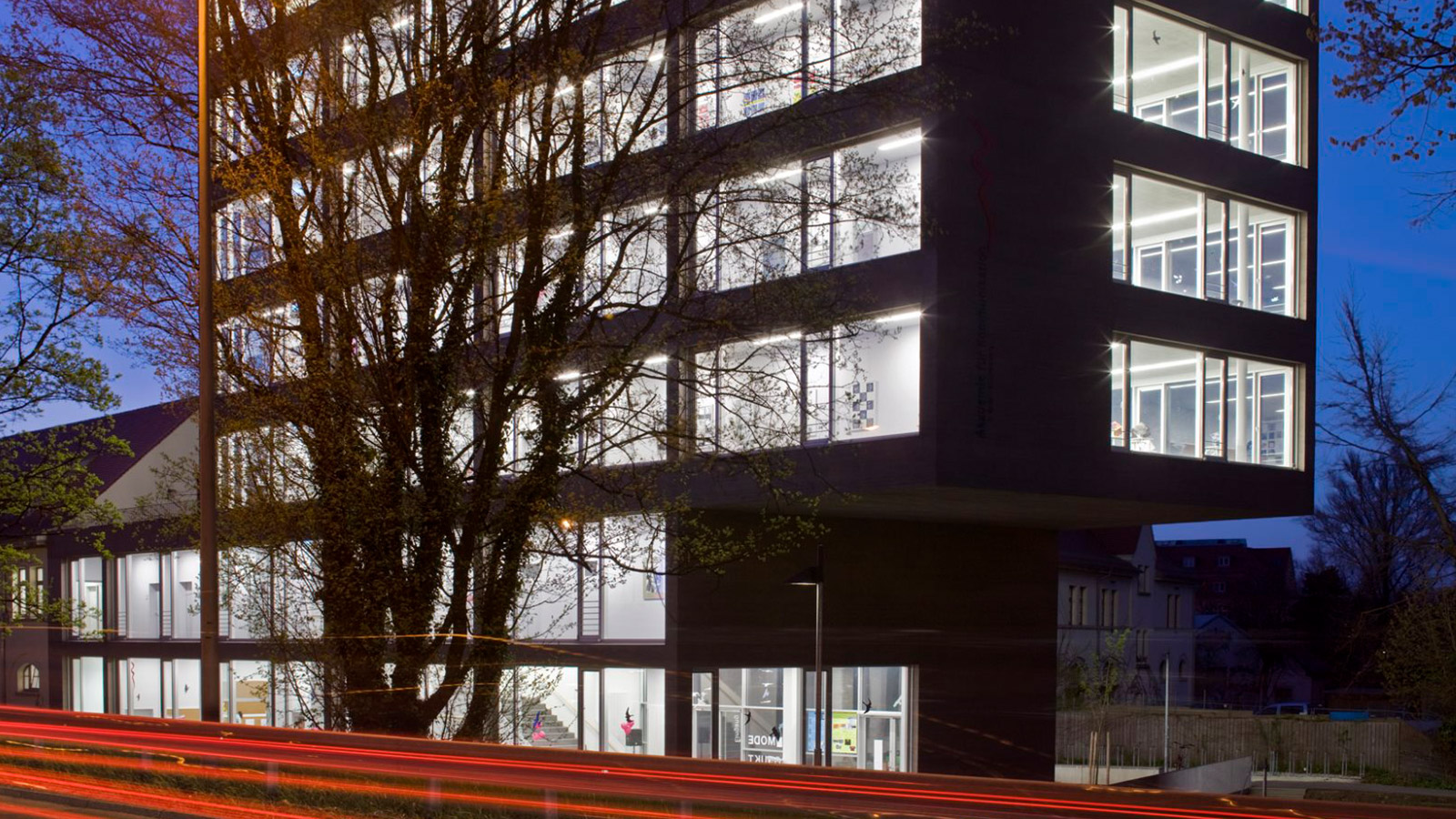 Fassade Akademie Nacht beleuchtet