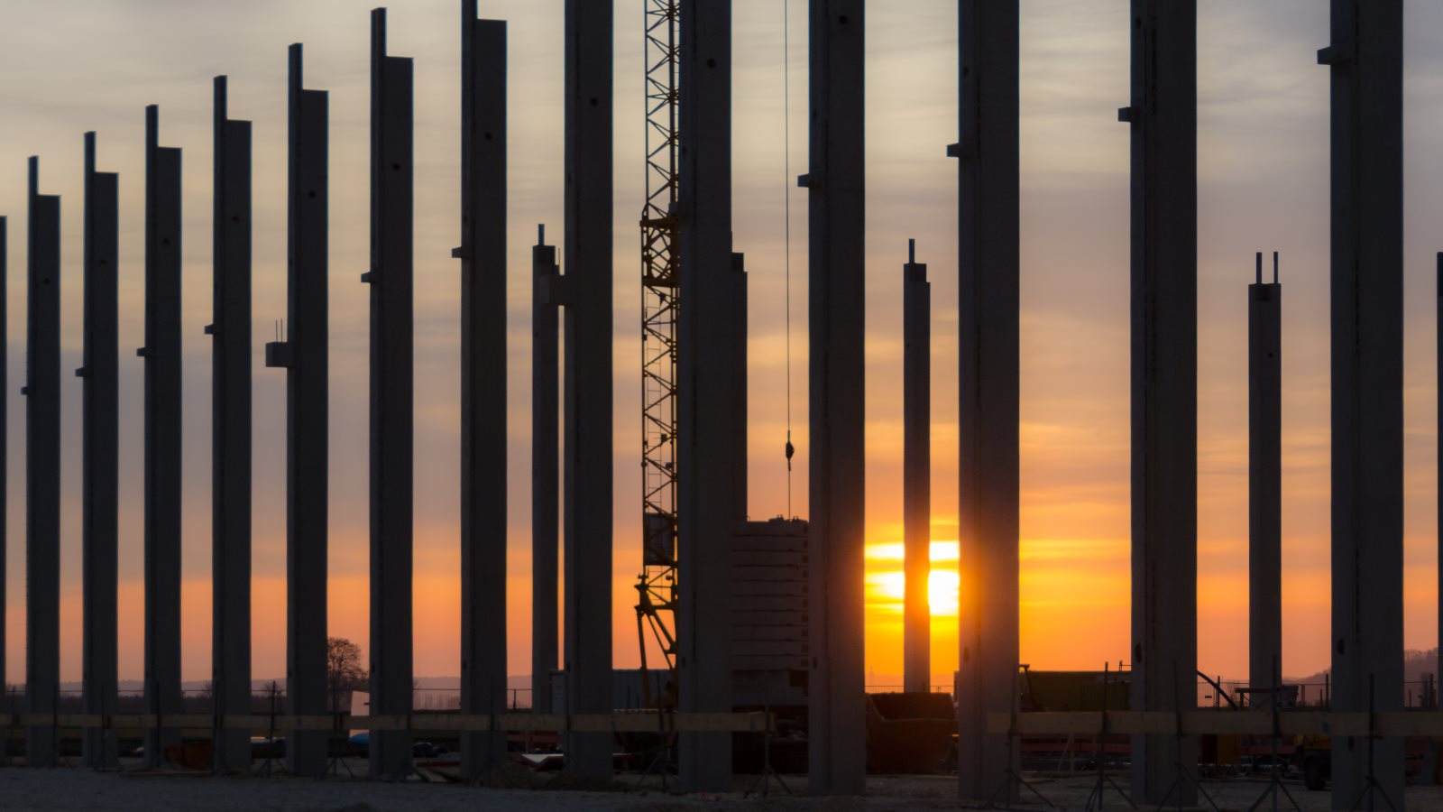 Deutz Fahr-Land Baustelle Säulen Dämmerung