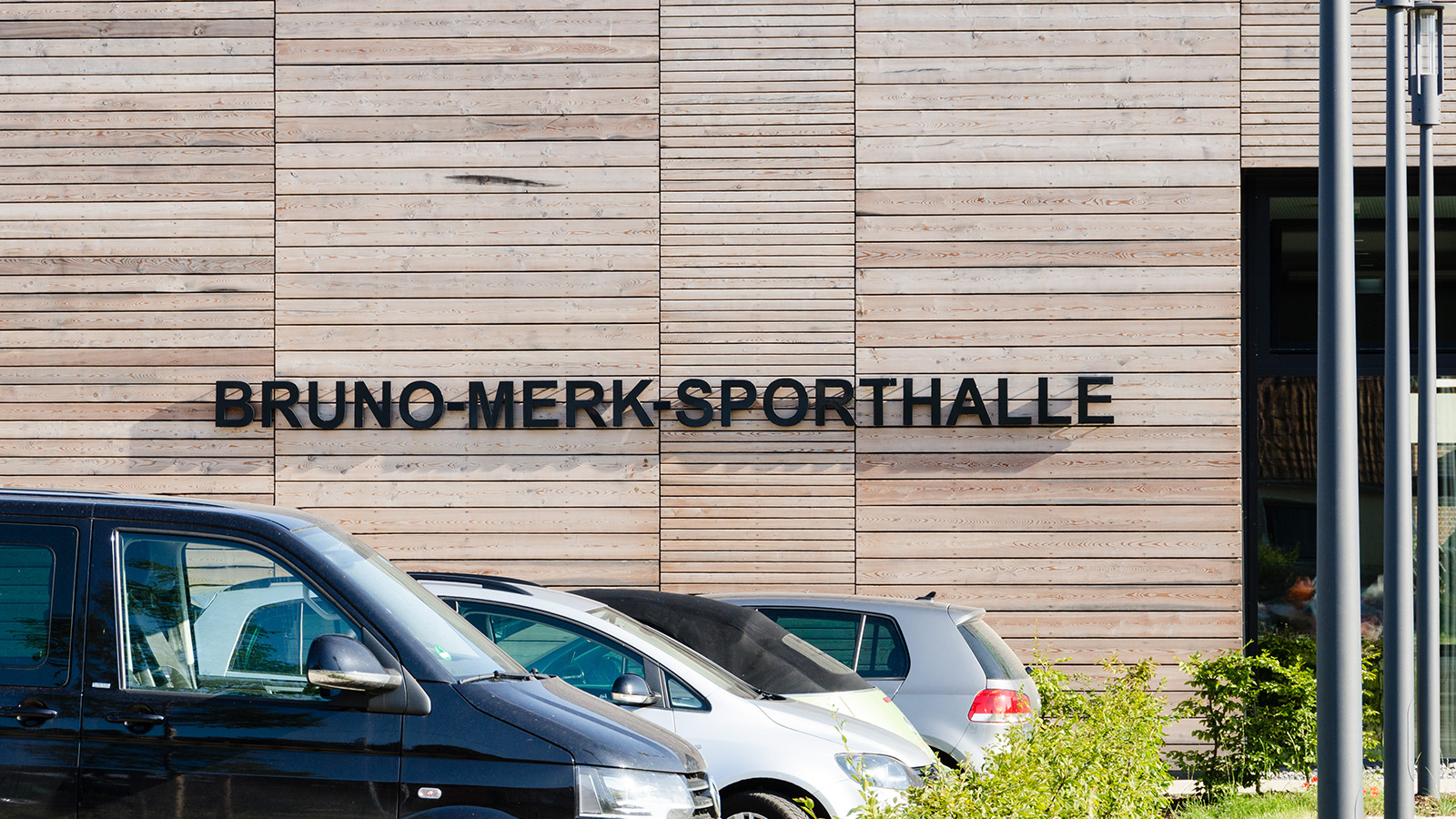 Bruno Merk Turnhalle Fassade Holz Schild