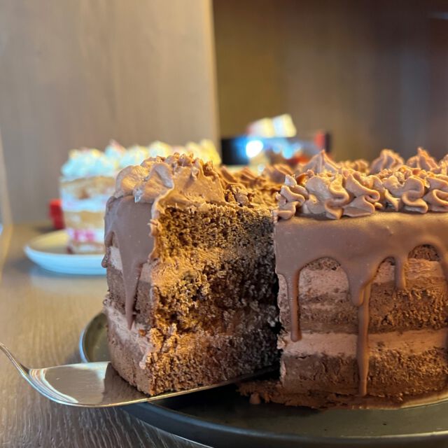 Wir lieben Torte 😍

 #statik #statix #leipheim #statiker #günzburg #torte #tortenliebe #cake #schokolade #chocolate