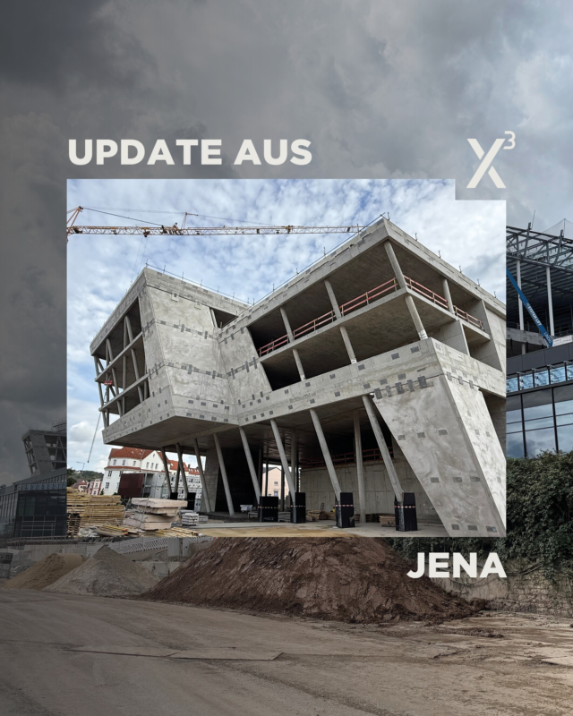 Wir liefern frische Einblicke von der Baustelle in Jena: Der neue ZEISS Hightech-Standort nimmt Form an – der Rohbau ist abgeschlossen und die Fassadenarbeiten laufen auf Hochtouren. Ebenso schreiten der Innenausbau und die technischen Installationen voran.
Mit 132.800 m² Fläche und Kapazität für mehr als 2.000 Arbeitsplätze wird hier ein zentraler Innovationscampus geschaffen. Ein Projekt dieser Größenordnung verlangt Höchstleistung – und genau die liefern wir.
#statix #leipheim #statiker #ingenieur #ZEISS #Jena #innovation