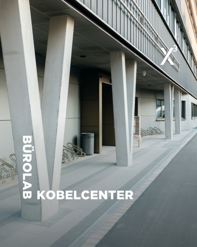 Fertiggestellt: unser Projekt im Kobelcenter Augsburg

Aus Planung wird Realität: Das viergeschossige Gebäude mit Tiefgarage ist fertiggestellt. Hohlkörperdecken reduzieren das Eigengewicht und den Betonbedarf, während die markanten V-Stützen im Erdgeschoss Tragwerk und Architektur sichtbar miteinander verbinden. 

Ein Projekt, bei dem Konstruktion, Wirtschaftlichkeit und architektonischer Anspruch zusammenspielen.

Mehr Projekte: www.statix.de/projekte [Link in Bio]

#statix #leipheim #statik #tragwerksplanung #kobelcenter #augsburg #hohlkörperdecke #hybridbau #ingenieurbau #architektur
